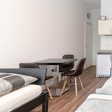 Monteurzimmer Berlin Pankow Mit Dachterrasse - Nur 10 Min. Von Der A10 - 3 Zimmer/ 7 Betten المظهر الخارجي الصورة